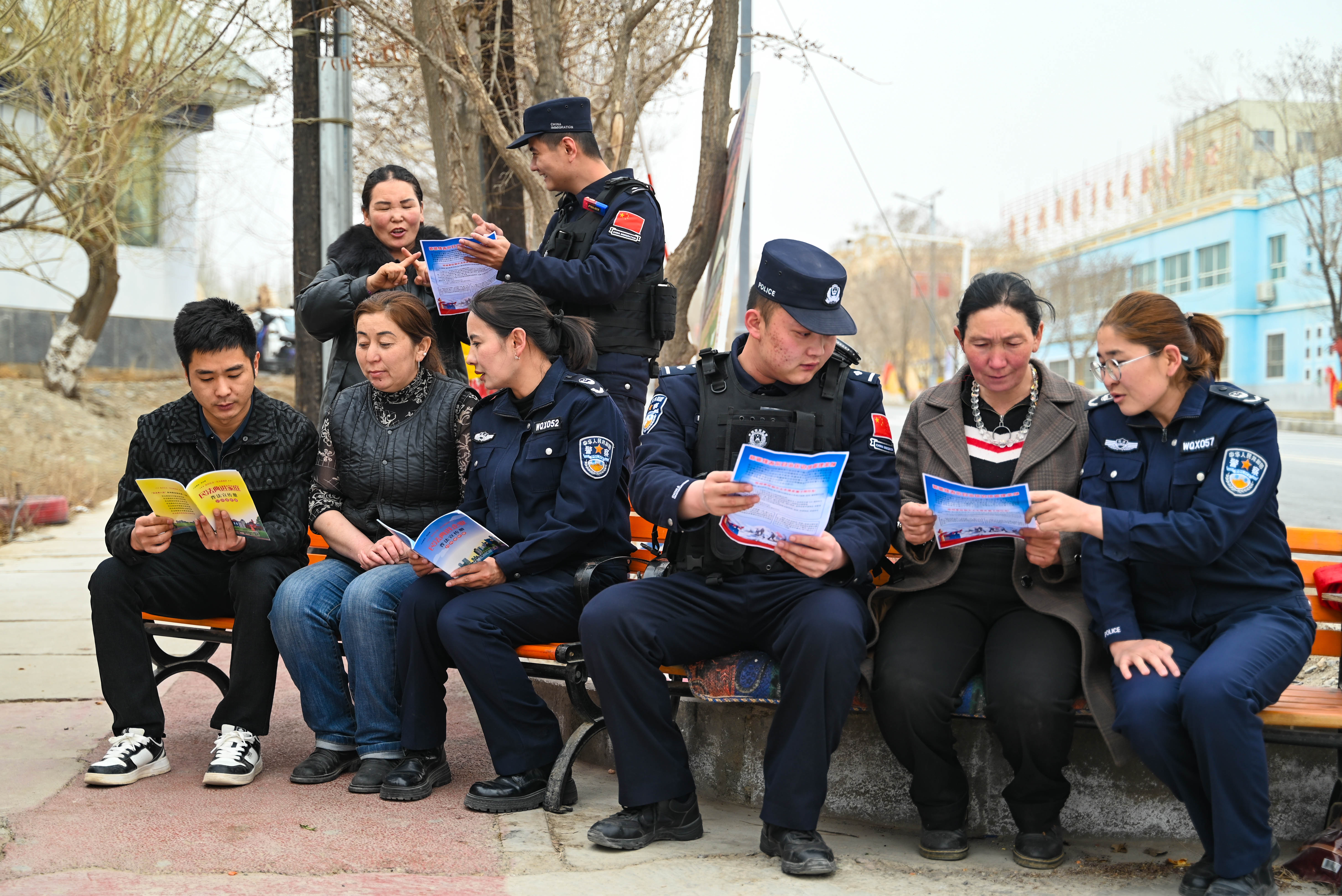 图为社区警务团队向群众重点普及《中华人民共和国民法典》《中华人民共和国出境入境管理法》以及《新疆维吾尔自治区边境管理条例》。刘楠 摄 (2).jpg