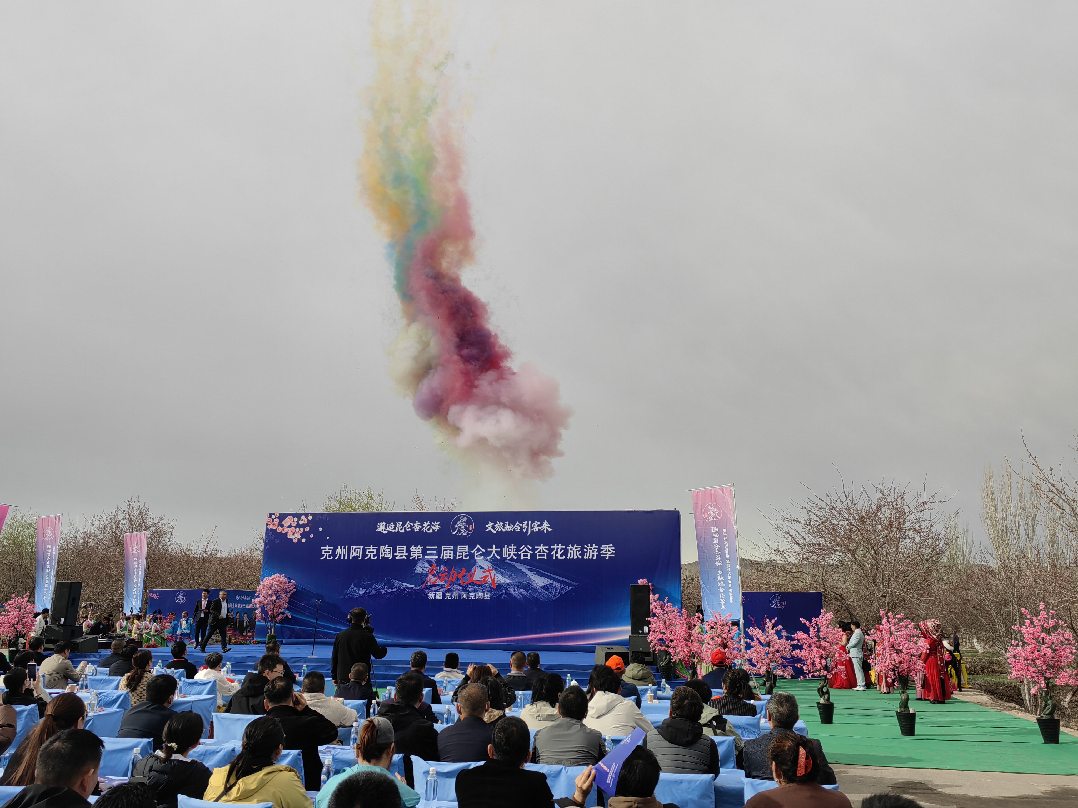 图为社区警务团队向群众重点普及《中华人民共和国民法典》《中华人民共和国出境入境管理法》以及《新疆维吾尔自治区边境管理条例》。刘楠摄 (5).jpg