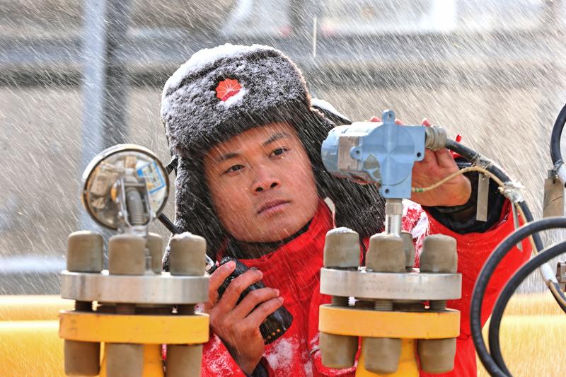 风雪挡不住石油人保供的脚步。摄影陈士兵.jpg