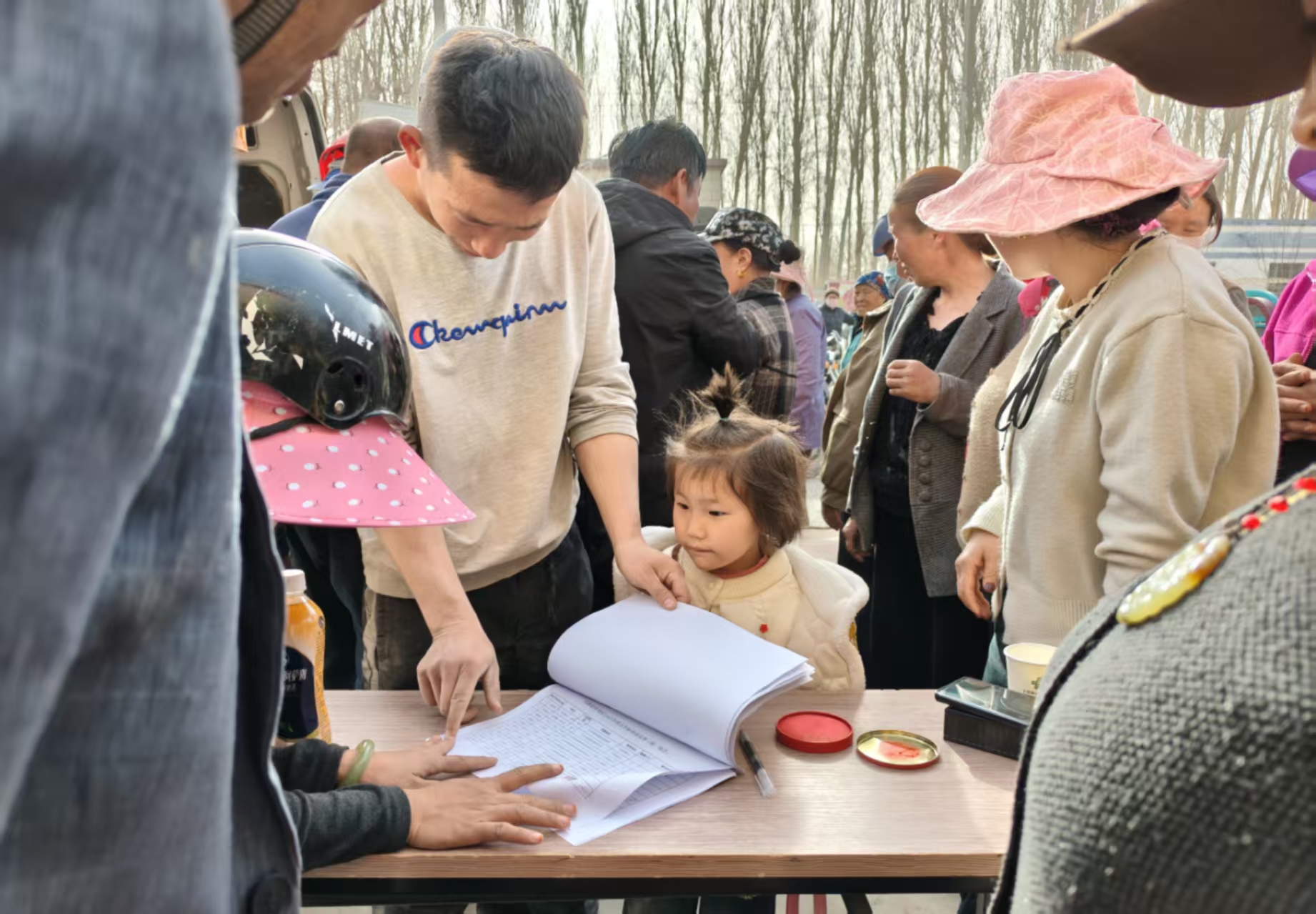 群众进行登记——张泽摄.jpg