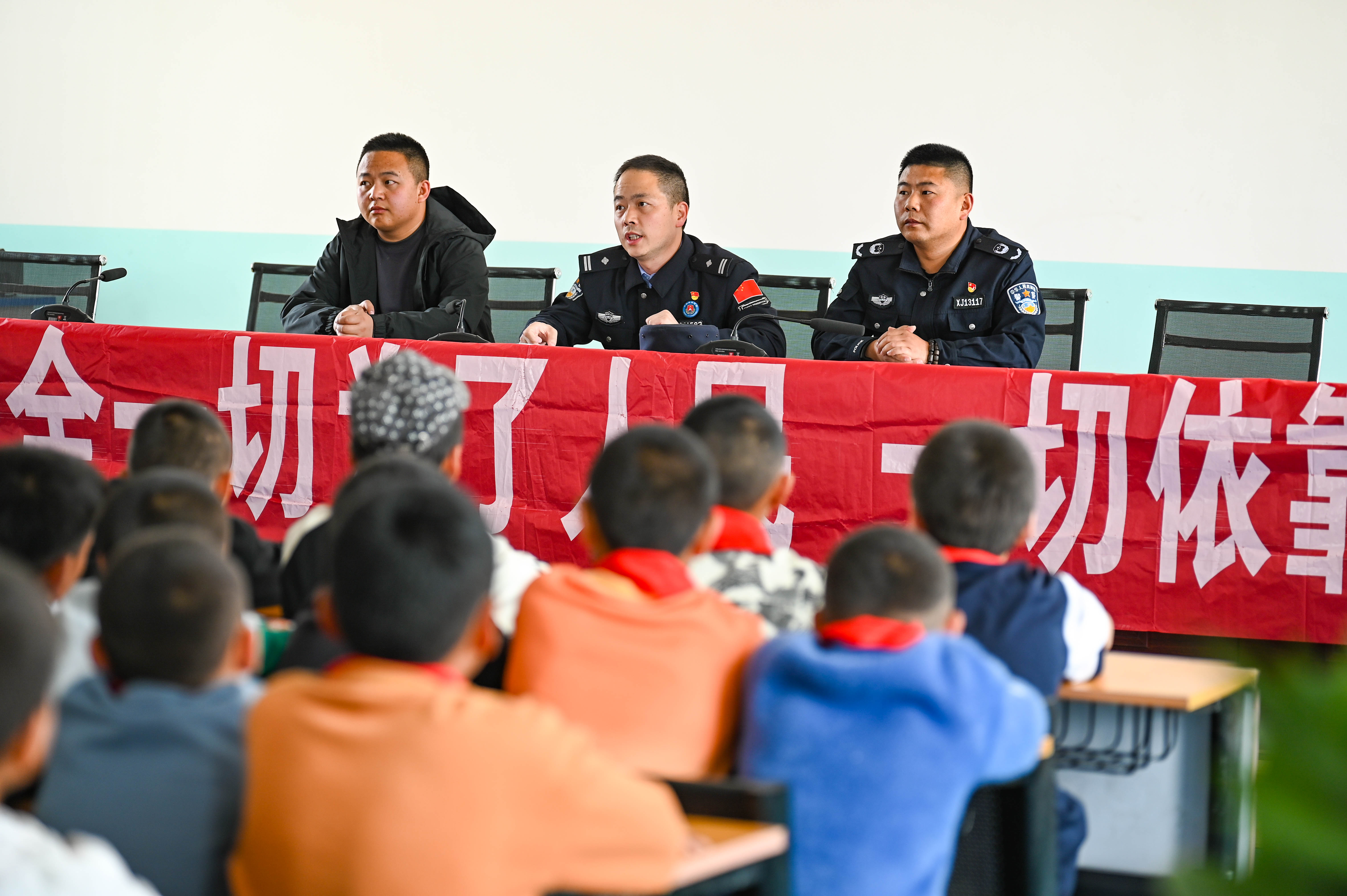 图为派出所所长正在宣讲国家安全知识。 刘楠  摄 (2).jpg