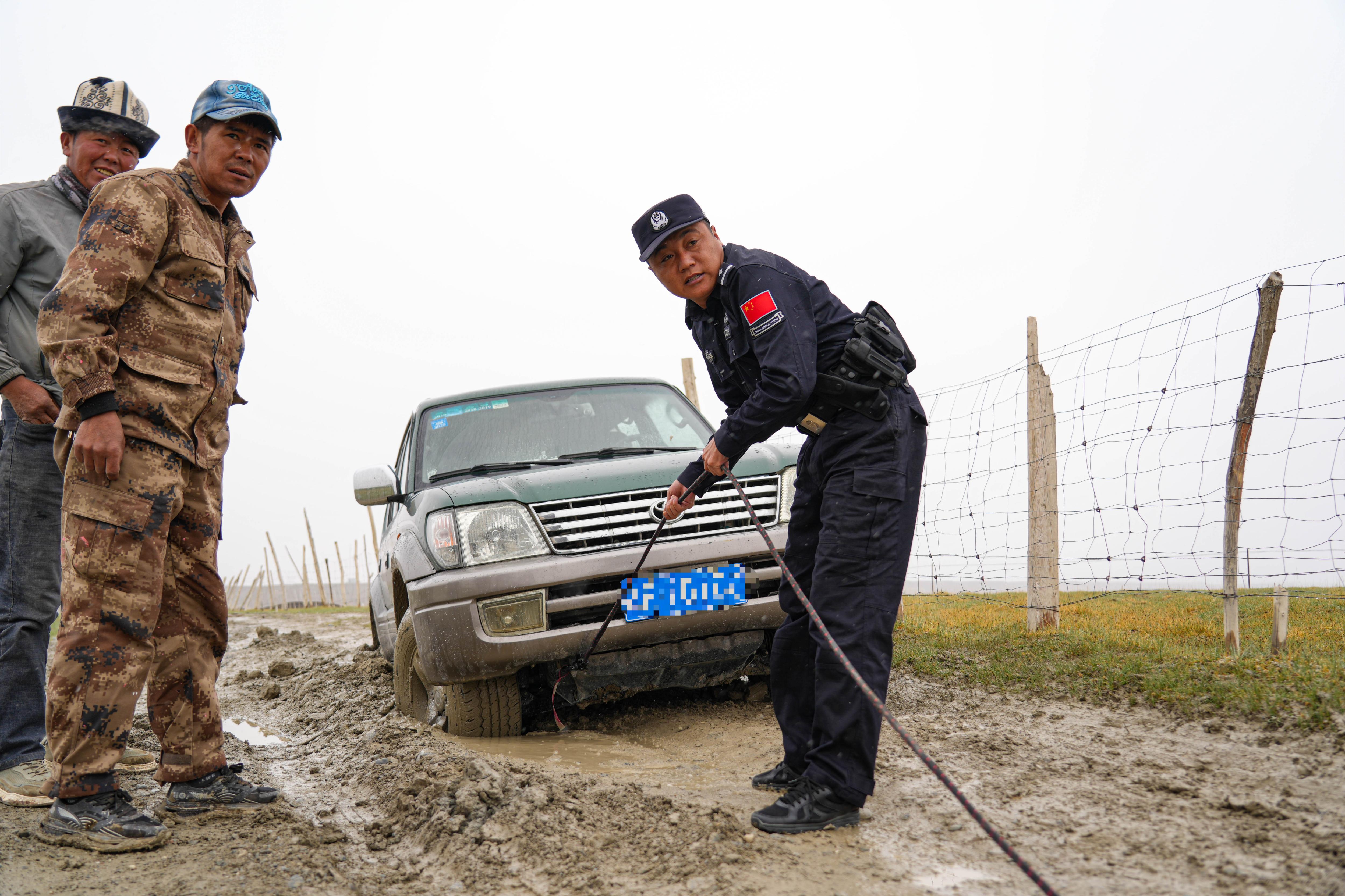 图为民警正在进行救援。 (3).jpg