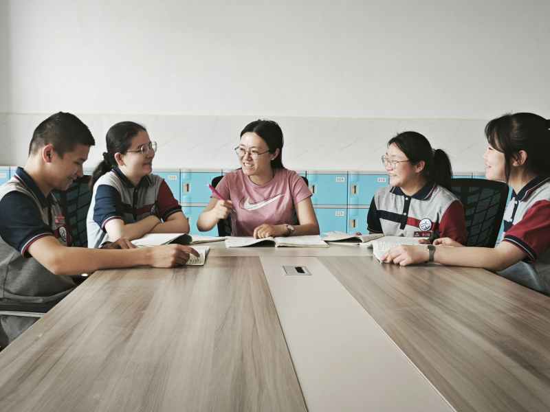 6月17日，若羌县中学高一年级英语教师刘洁云（中）正在利用课间给学生梳理期末复习有关知识点。 郭城 摄.png