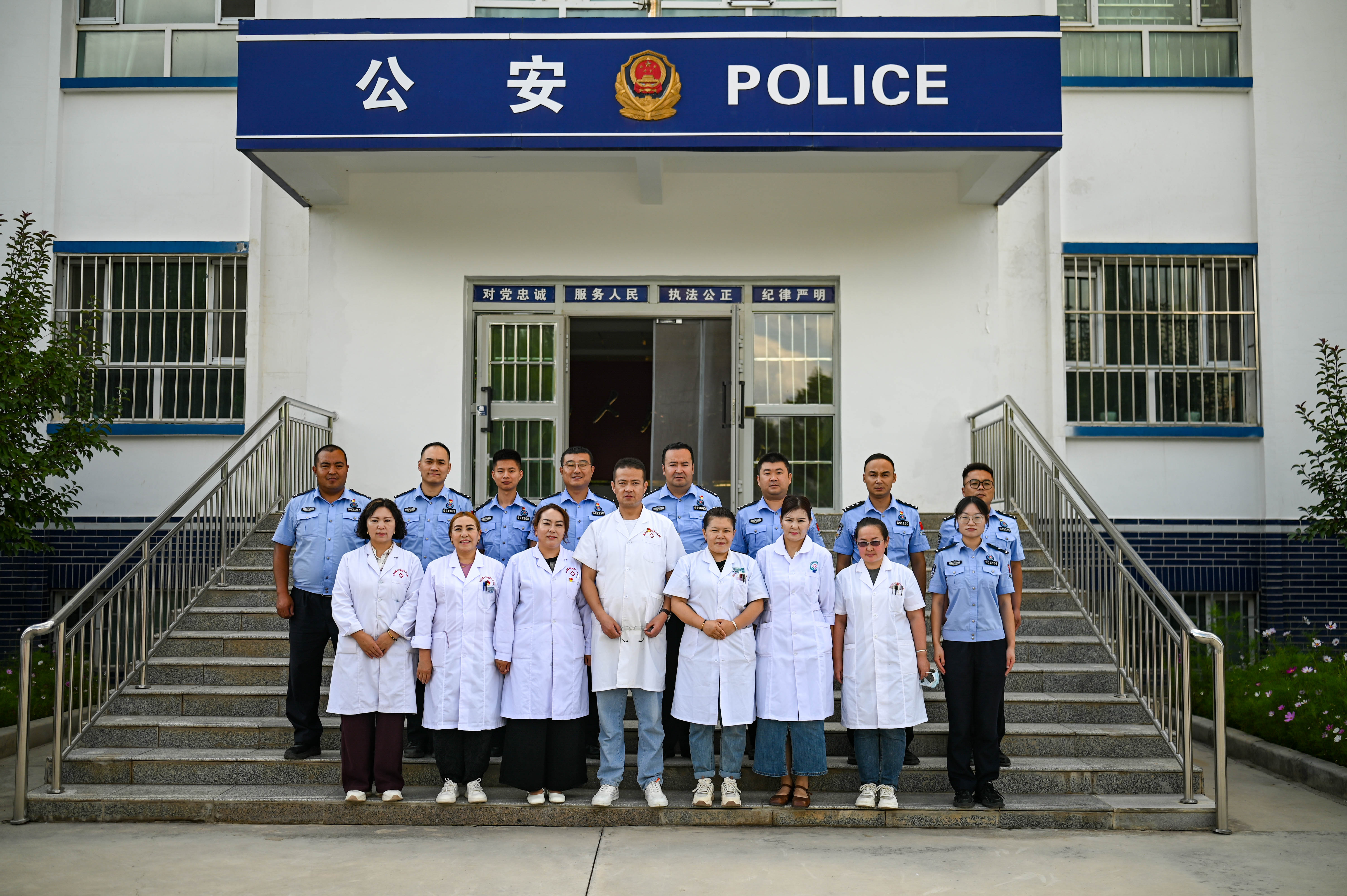 图为派出所民警与卫生院医务工作人员合影。 刘楠  摄.jpg