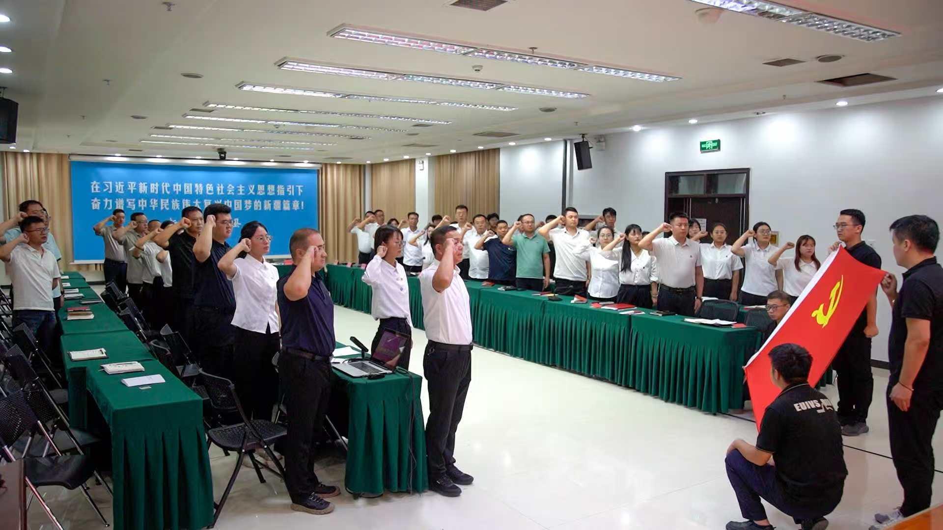 为深入推进党建带团建工作,近日,尉犁县委组织部党总支携手尉犁县团委、红十字会联合党支部开展“党旗映天山”暨“党建引领青年行 党群联动促发展”主题党日活动,50余名党员干部及各乡镇团委书记参加活动。 (3).jpg 为深入推进党建带团建工作,近日,尉犁县委组织部党总支携手尉犁县团委、红十字会联合党支部开展“党旗映天山”暨“党建引领青年行 党群联动促发展”主题党日活动,50余名党员干部及各乡镇团委书记参加活动。 (3).jpg