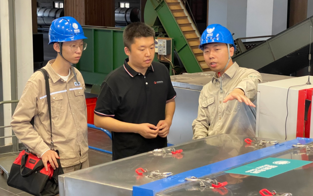 8月14日,国网武夷山供电公司“电特派”团队成员走进茶企,了解类炭焙制茶机使用情况。(张显凤).jpg