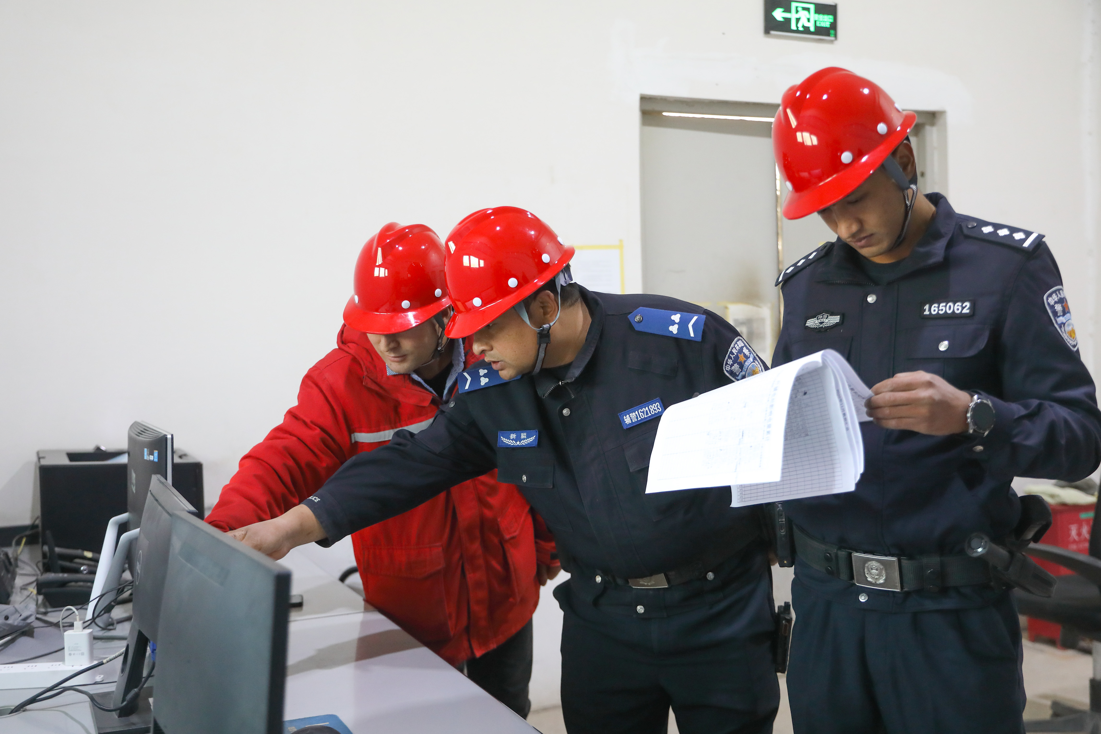11月18日，新疆维吾尔自治区叶城县柯克亚乡派出所组织民警辅警走进辖区光伏发电企业，了解企业生产情况，对接企业需求，问需于企纾解困难，同时开展安全检查、普法宣传等，助力绿色低碳企业高质量发展。徐贤华   摄 (5).jpg