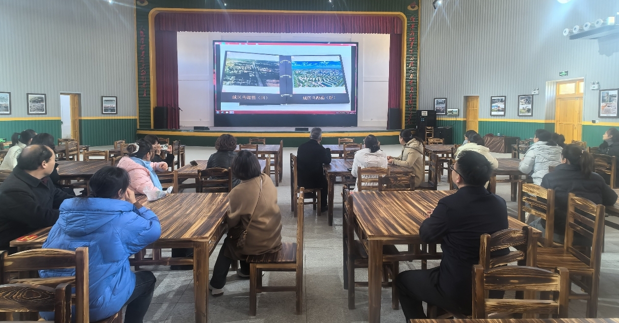为深入学习宣传贯彻党的二十届四中全会精神，丰富党员教育形式，提升党员干部政治素养和使命担当，11月27日，尉犁县教科局机关全体党员走进新改造开放的老电影院，开展了一场内容丰富、形式多样的“党旗映天山”主题党日活动。.jpg
