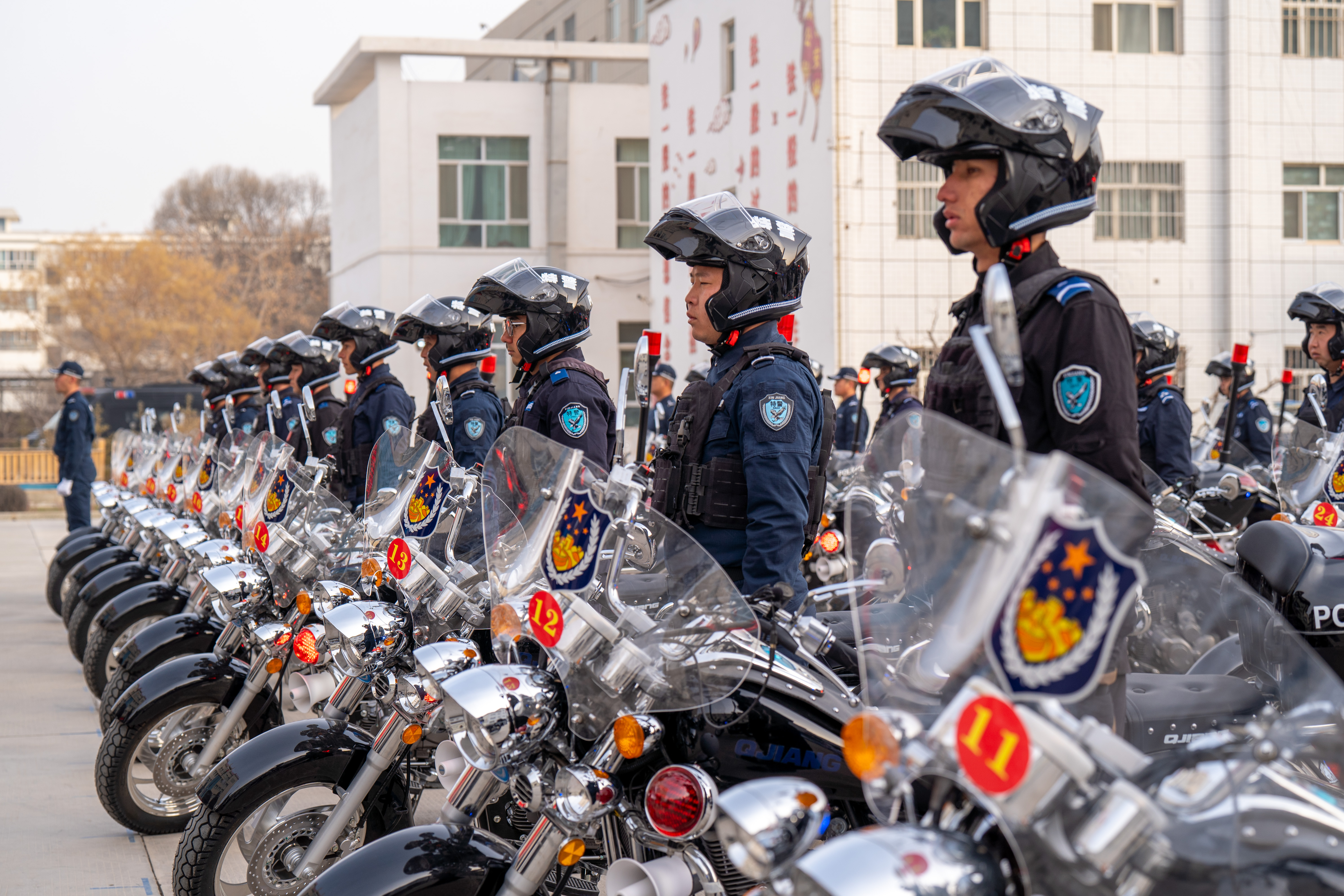 12月15日，新疆维吾尔自治区叶城县公安局为基层所队配发警用摩托车，为提升街面巡防管控效能、筑牢平安防线注入更强劲的动能。 (4).jpg