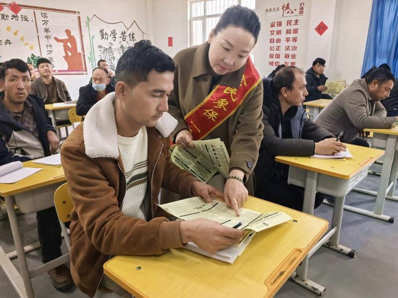 12月16日，沙雅县人力资源和社会保障局社会保险中心在县技工学校开展社保政策宣讲活动。图为工作人员正在为学员解答政策疑问。.jpg