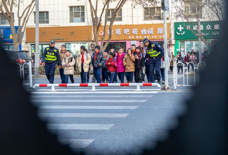 今年以来，叶城县公安局将校园安全纳入民生保障重点，以“护校安园”专项行动为抓手，深化护学岗长效机制，从警力配置、巡逻防控、隐患排查、联动协作等方面精准发力，构建全方位、立体化校园安全防护网络。艾力亚尔·艾则孜  摄 (5).jpg