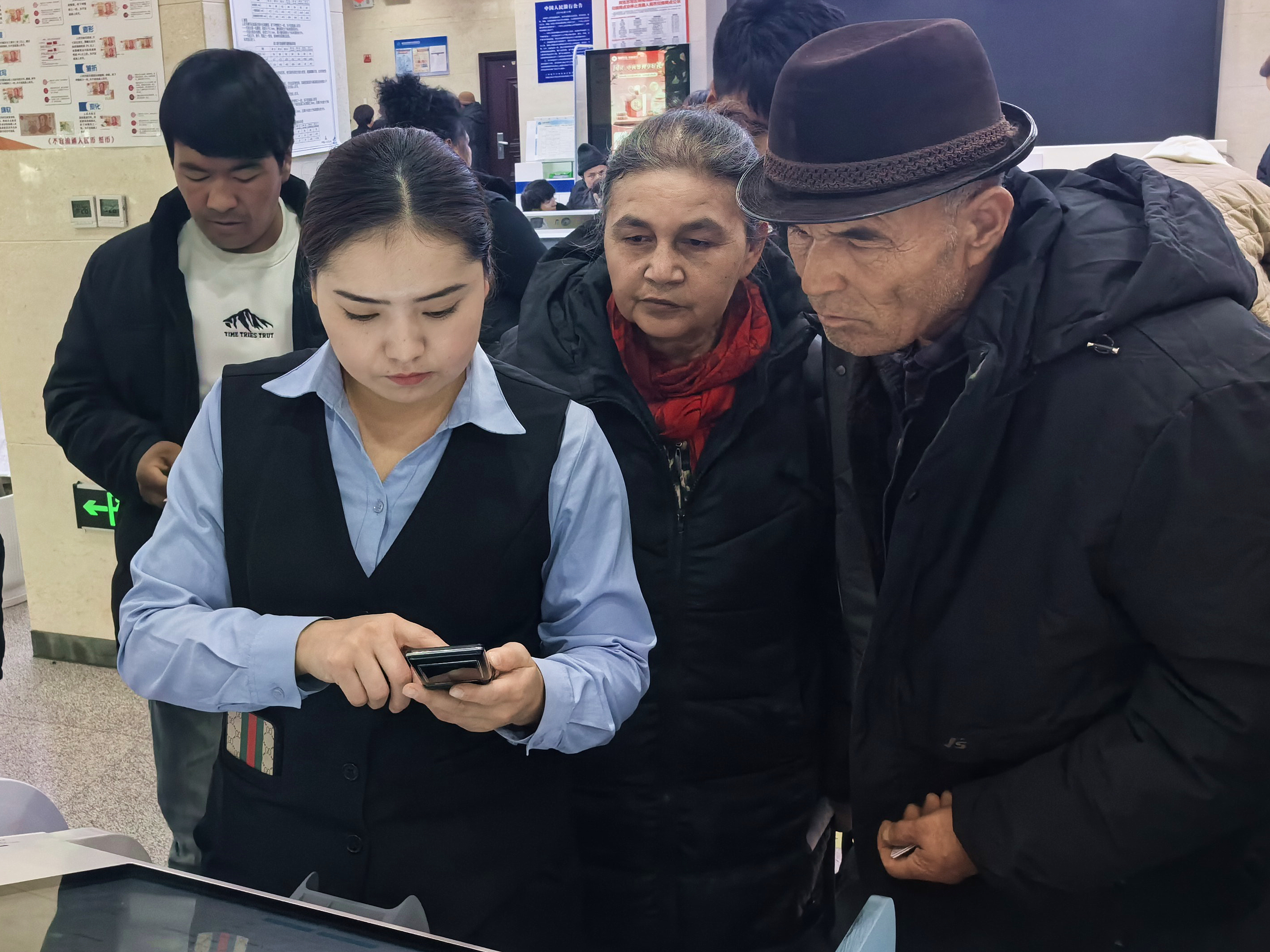 12月16日，沙雅县人力资源和社会保障局社会保险中心在县技工学校开展社保政策宣讲活动。图为工作人员正在指导学员通过社保卡查询参保信息、办理相关业务。 (1).jpg