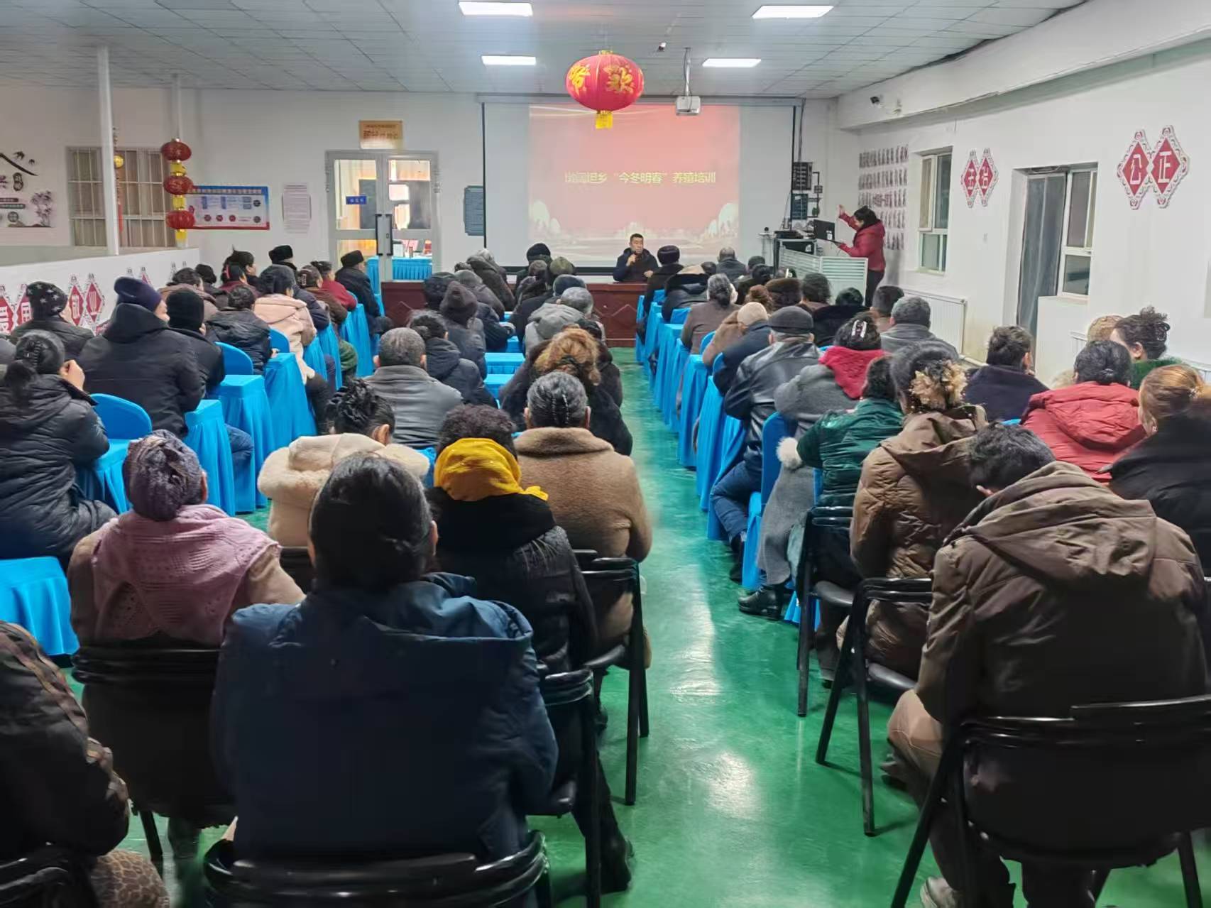 为用好冬闲时节，夯实畜牧业发展基础，以技术带动产业提质增效，12月24日，墩阔坦乡针对养殖户实际需求，在墩阔坦村组织开展“今冬明春”技能培训，80余人踊跃参训。.jpg