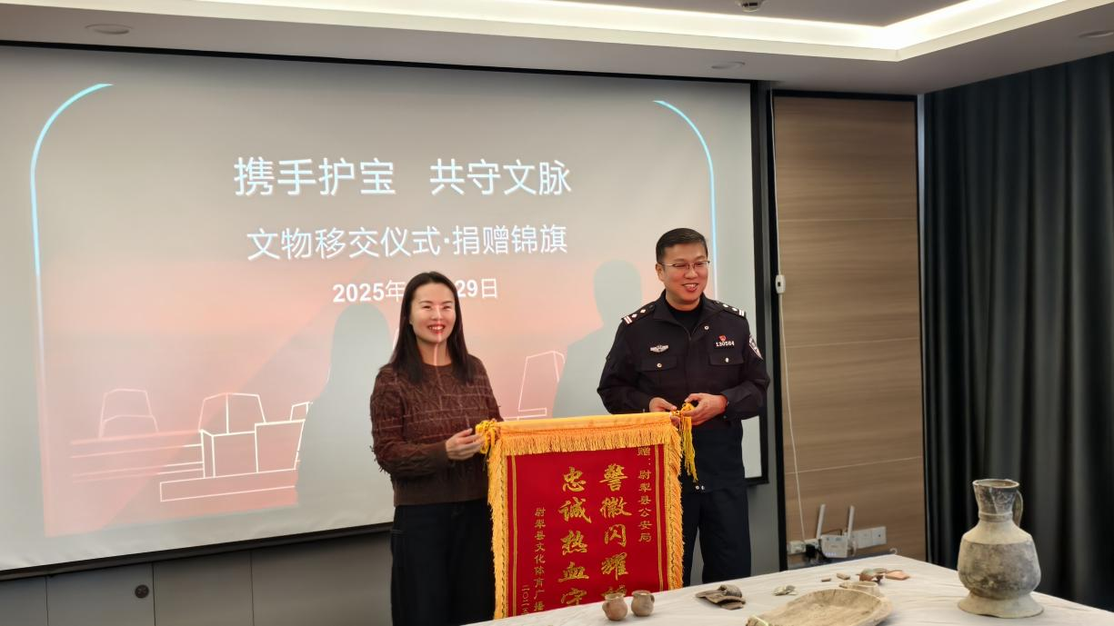 12月29日,值此尉犁县丝绸之路长城文化博物馆开馆两周年之际,尉犁县公安局与县文旅局在博物馆内举行涉案文物移交仪式,共同见证一批珍贵文物“回归”博物馆的重要时刻。 (1).png 12月29日,值此尉犁县丝绸之路长城文化博物馆开馆两周年之际,尉犁县公安局与县文旅局在博物馆内举行涉案文物移交仪式,共同见证一批珍贵文物“回归”博物馆的重要时刻。 (1).png
