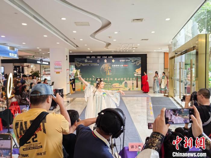 广西举办汉服“T台秀”展现古雅仪态之美