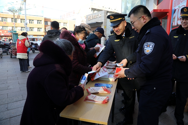 12月3日，师市司法局联合师中级人民法院、交通运输局等师市机关部门，以接地气的方式将宪法知识送到职工群众身边。活动现场工作人员将通过发放宣传资料、解答法律咨询，普法套圈等活动，用低门槛、高趣味的互动形式，吸引居民主动参与，在玩乐中潜移默化接受法治熏陶。马荣摄 (3).jpg