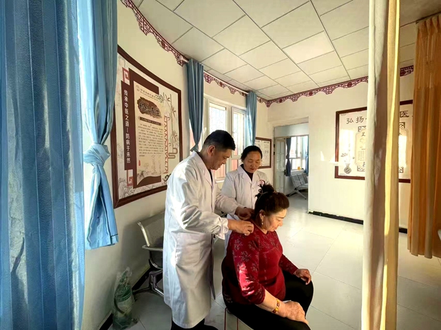 在三师五十三团医院的中医理疗室里，来自九师医院的中医科医生杨春彦正为患者进行中医推拿，（图片由本人提供） (3).jpg