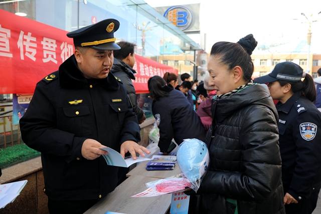 12月3日，师市司法局联合师中级人民法院、交通运输局等师市机关部门，以接地气的方式将宪法知识送到职工群众身边。活动现场工作人员将通过发放宣传资料、解答法律咨询，普法套圈等活动，用低门槛、高趣味的互动形式，吸引居民主动参与，在玩乐中潜移默化接受法治熏陶。马荣摄 (2).jpg