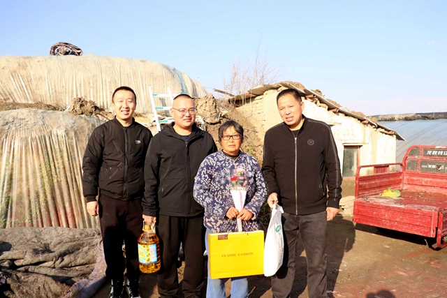 三师图木舒克市四十九团十三连两委王小平从事农业生产三十多年，有着丰富的基层农业工作经验，对于区域的不同，挂职以来，他每天跟着团结农场四连两委入户走访，把职工的急难愁盼记在笔记本上，更放在心坎里。（照片由本人提供） (1).jpg