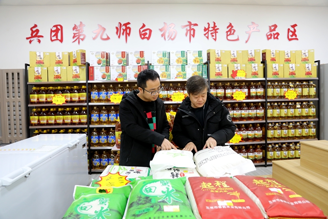 为深入推广九师白杨市特色农副产品、打造专属区域品牌，提高区位竞争优势，新疆绿翔农牧业投资有限公司成功注册“一棵小白杨”品牌商标，推动师市特色产品走向更广阔的市场。马荣摄 (7).jpg