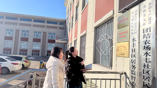 图为：12月25日，九师白杨市社会工作部工作人员刘莉（左）在团结农场水丰社区查看清牌情况。苟汇敏摄 (3).jpg