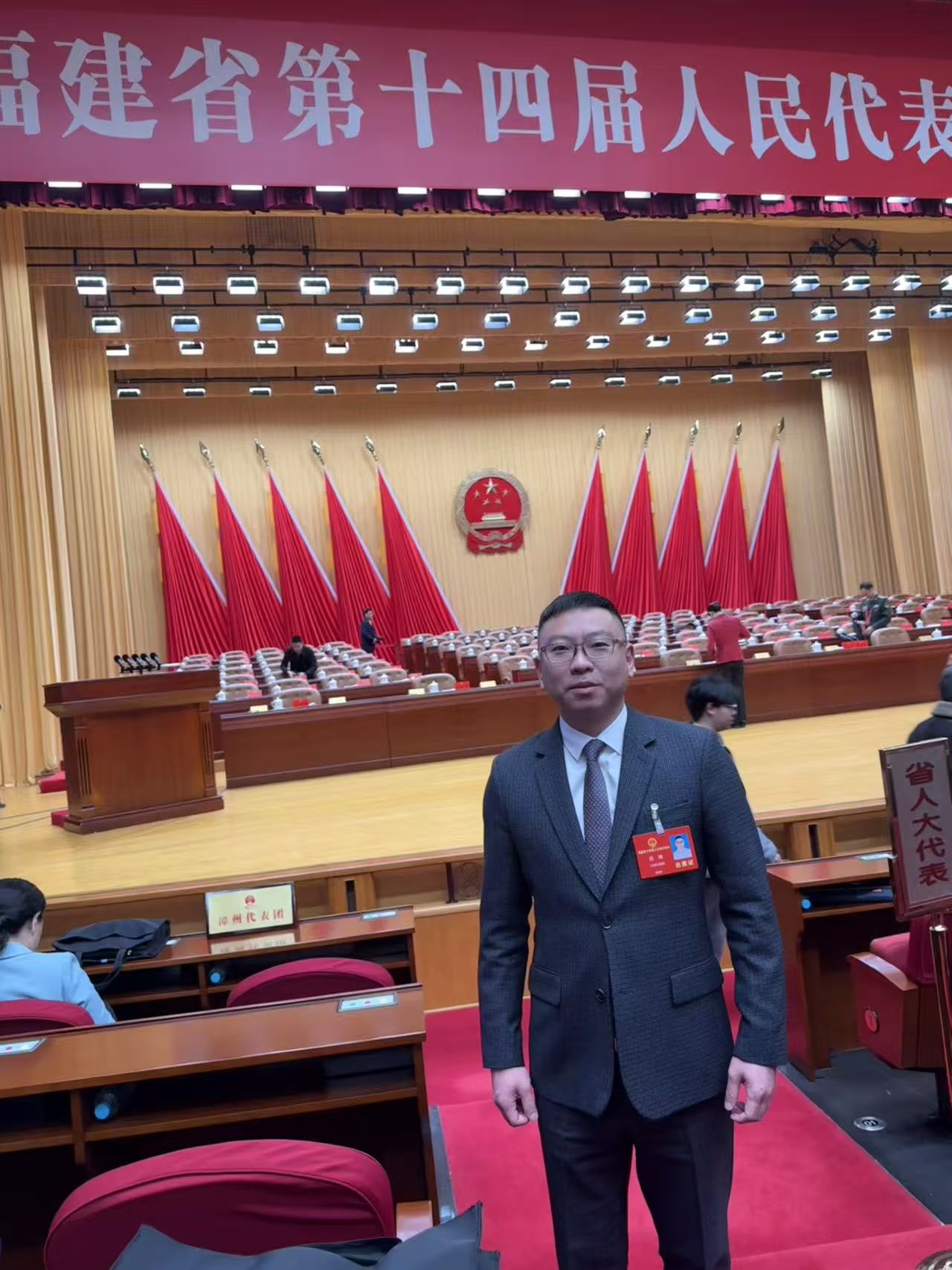 民建中央委员，民建中央青年委副主任，福建省人大代表，大帝集团总裁.jpg