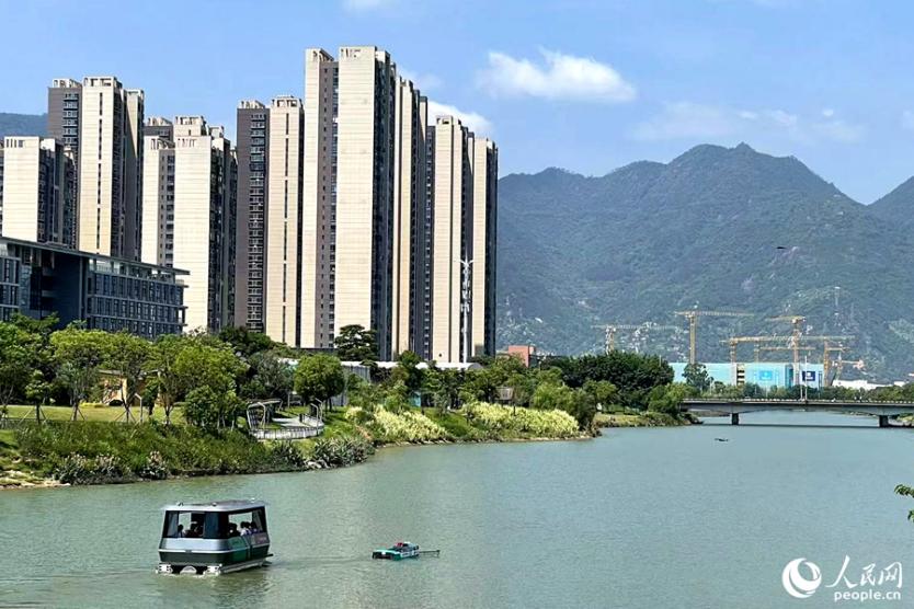无人观光船、水上“扫地机器人”首航。人民网记者林盈摄
