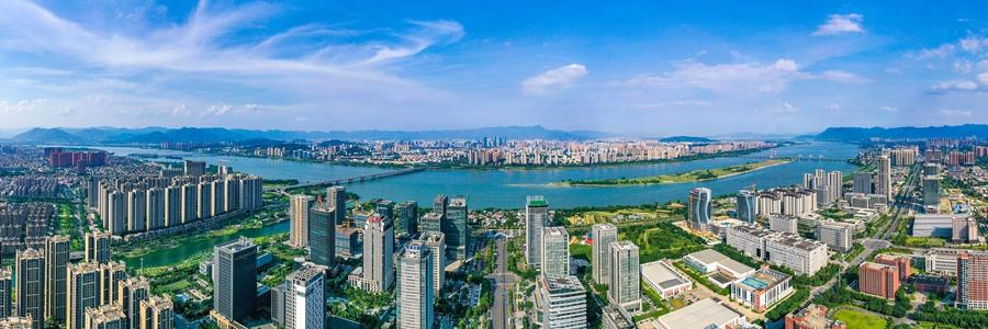 福州高新区的园区中，造型各异的建筑鳞次栉比，其间点缀着波光粼粼的湖泊与精致的公园，营造出舒适宜人的创新环境。福州高新区新闻中心供图