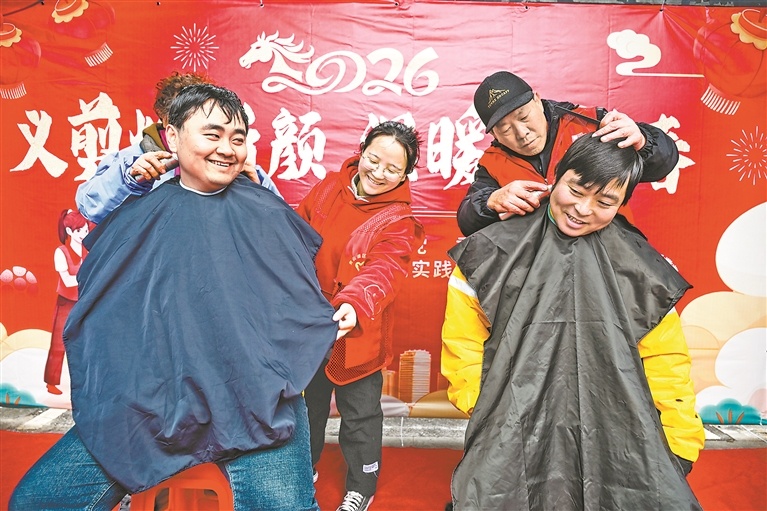 洪都街道为新就业群体提供爱心义剪服务。