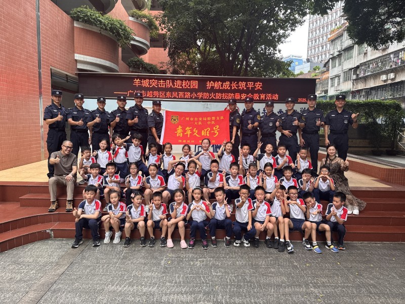 走进校园开展安全教育活动。.jpg