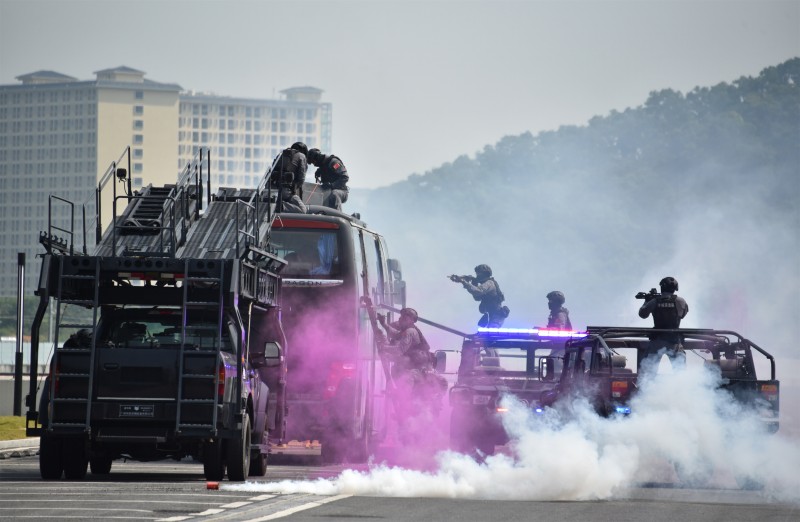 在中国—塞尔维亚特警第二次联演联训中进行反劫持实战科目展示。.jpg