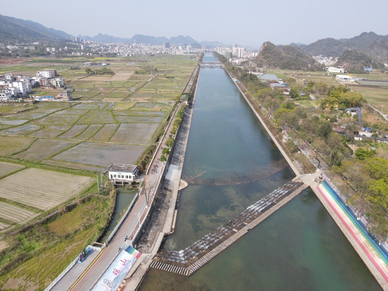 春灌水经龙腹陂流向田间地头.jpg