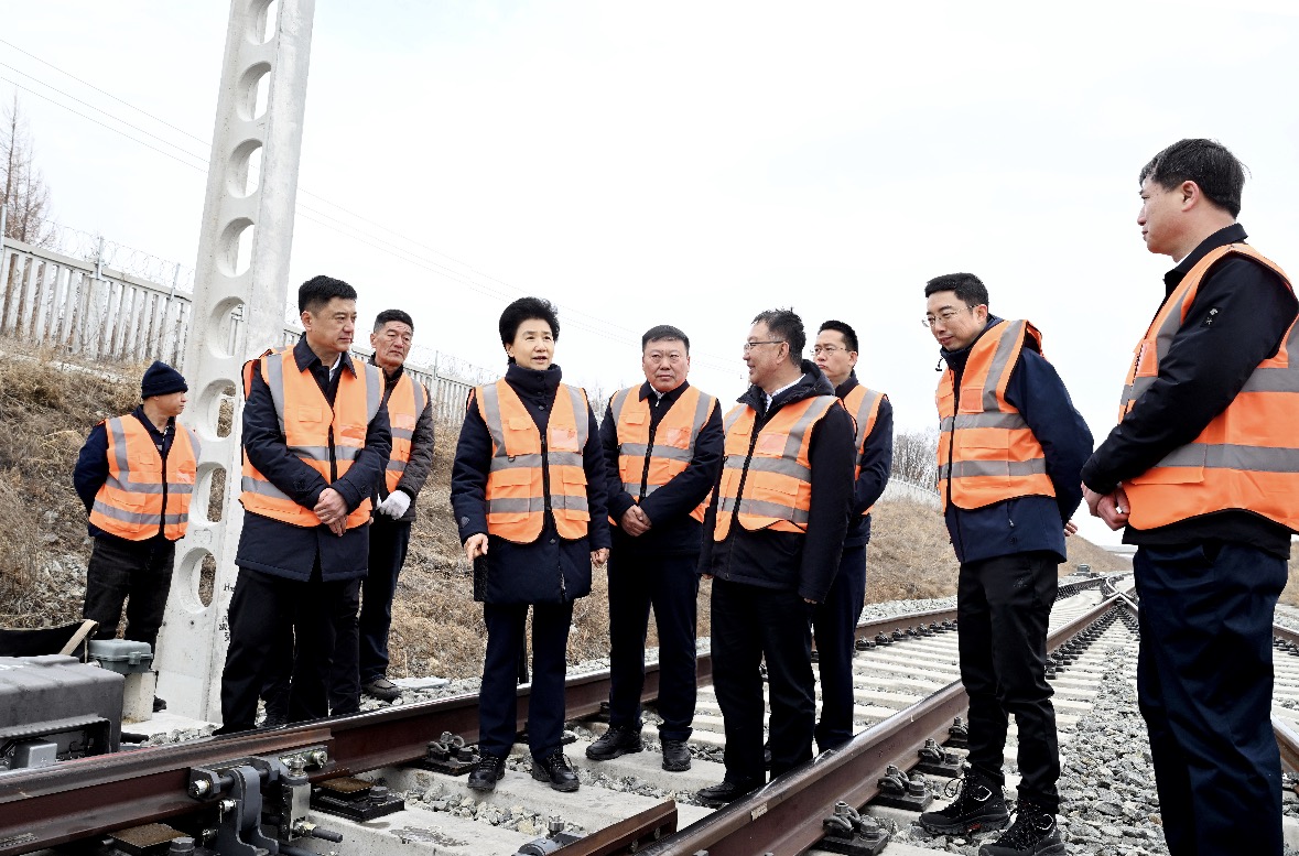 梁惠玲来到北黑铁路永青站，检查地方铁路安全情况。