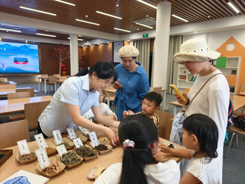 广州博物馆开展古法香囊DIY活动.jpg