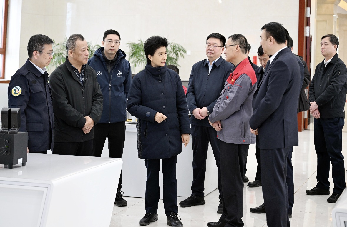 梁惠玲来到黑河市宝发煤矿有限公司，检查煤矿安全生产、推进智能煤矿建设等情况。