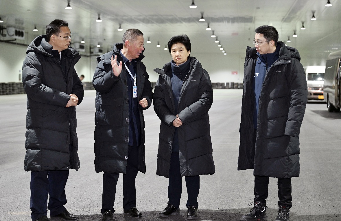 在红河谷寒区试车四季低温试验场，梁惠玲了解寒地试车产业发展、项目建设运营情况。