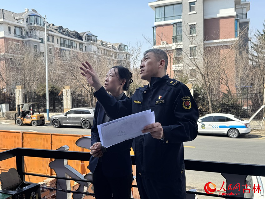 朝阳区城市管理行政执法局工作人员正上门为商户讲解牌匾安装注意事项。人民网记者李思玥摄