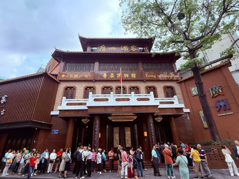 广州酒家门庭若市.jpg