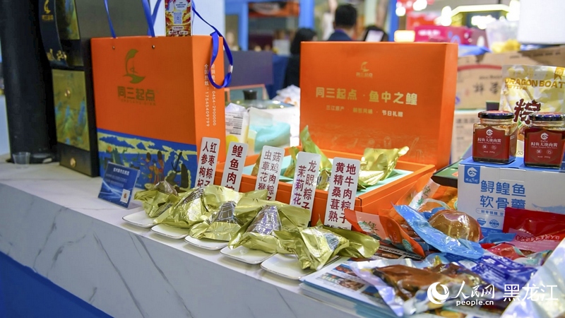 同江市冷水鱼深加工产品。人民网记者张哲鑫摄