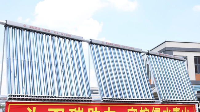 德惠市松柏村二社村民家屋顶架设的太阳能集热管。