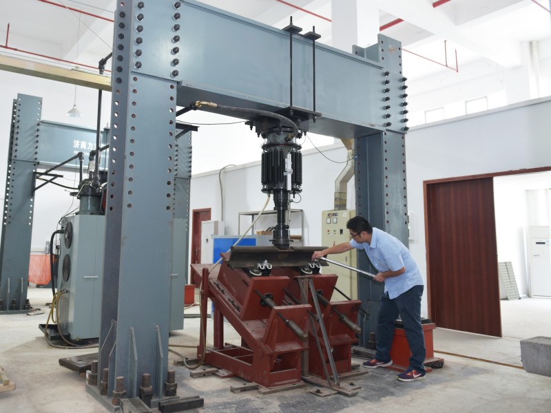 【05】计量工程师正在开展轨道部件疲劳试验.jpg