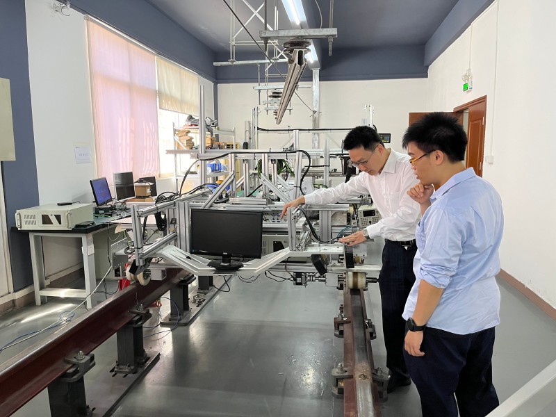 【03】计量工程师在开展车载轨道几何检测系统溯源方法研究.jpg