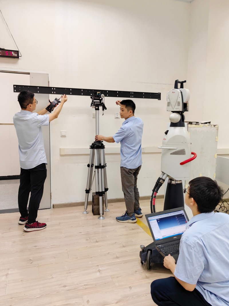 【07】计量工程师对列车门系统安装快速定位检测装置进行测试.jpg