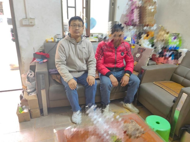 图片1：工作人员与张勇谈心谈话，深入了解其生活困难(1).jpg