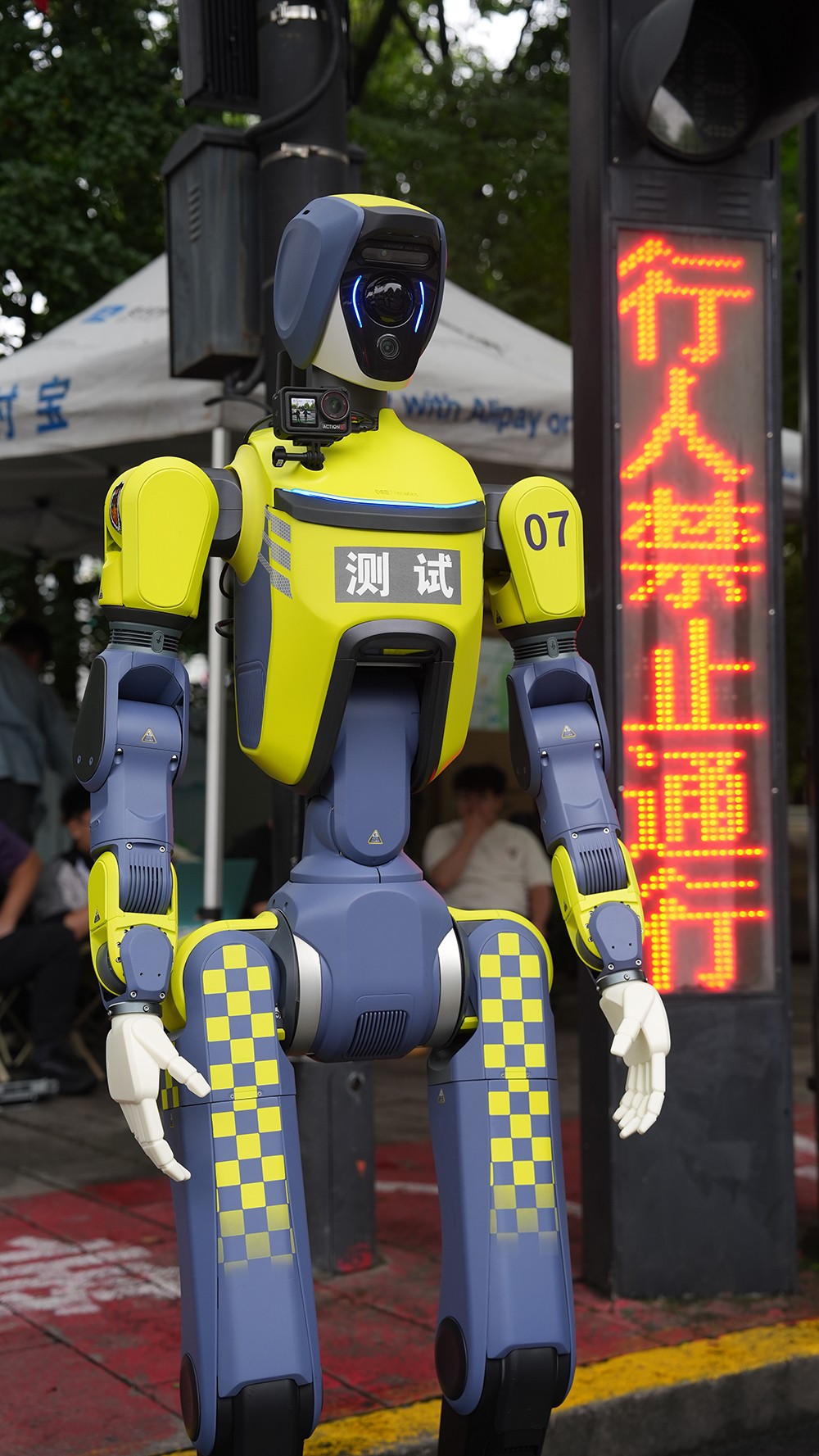 新场景孕育新质警力 人形机器人赋能城市智慧交通